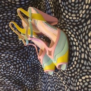 Bettie Page 4" size 7 tri colored pastel heels